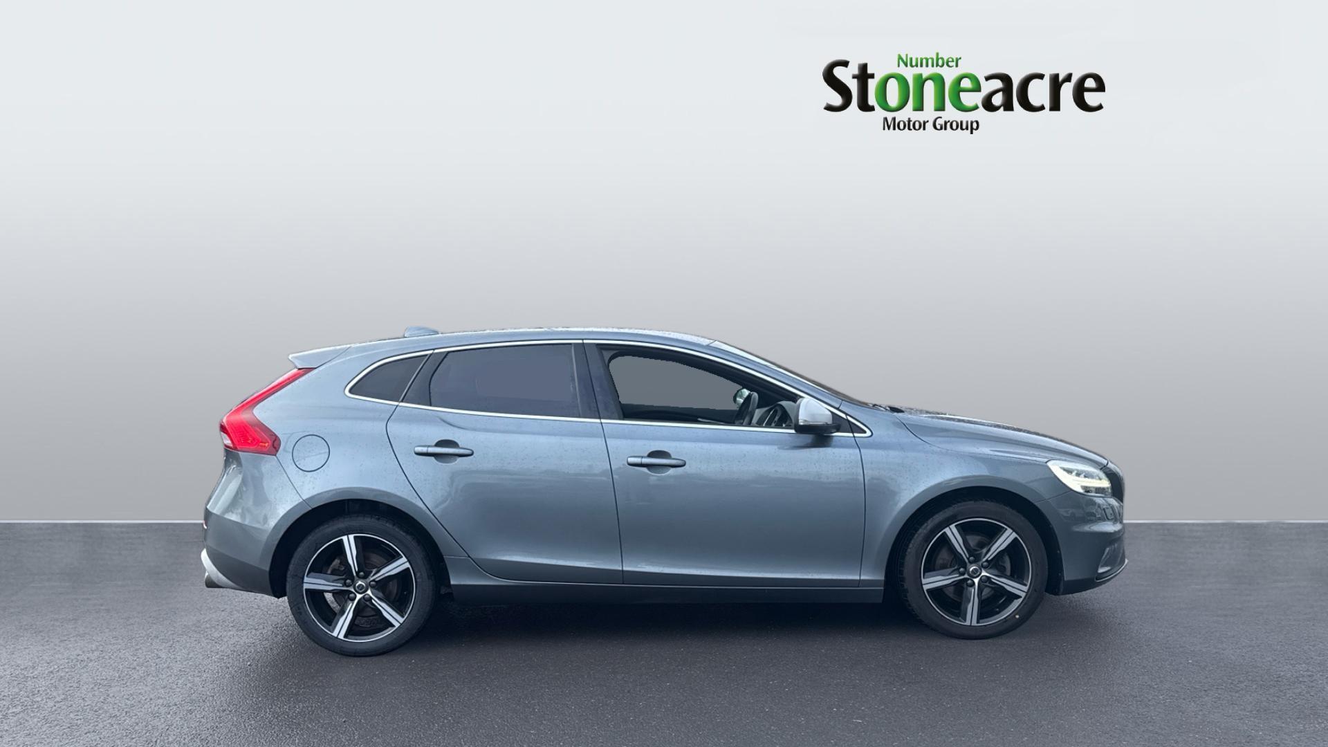 Volvo V40 2.0 T2 R-Design Edition Euro 6 (s/s) 5dr FY69XRC Image 3