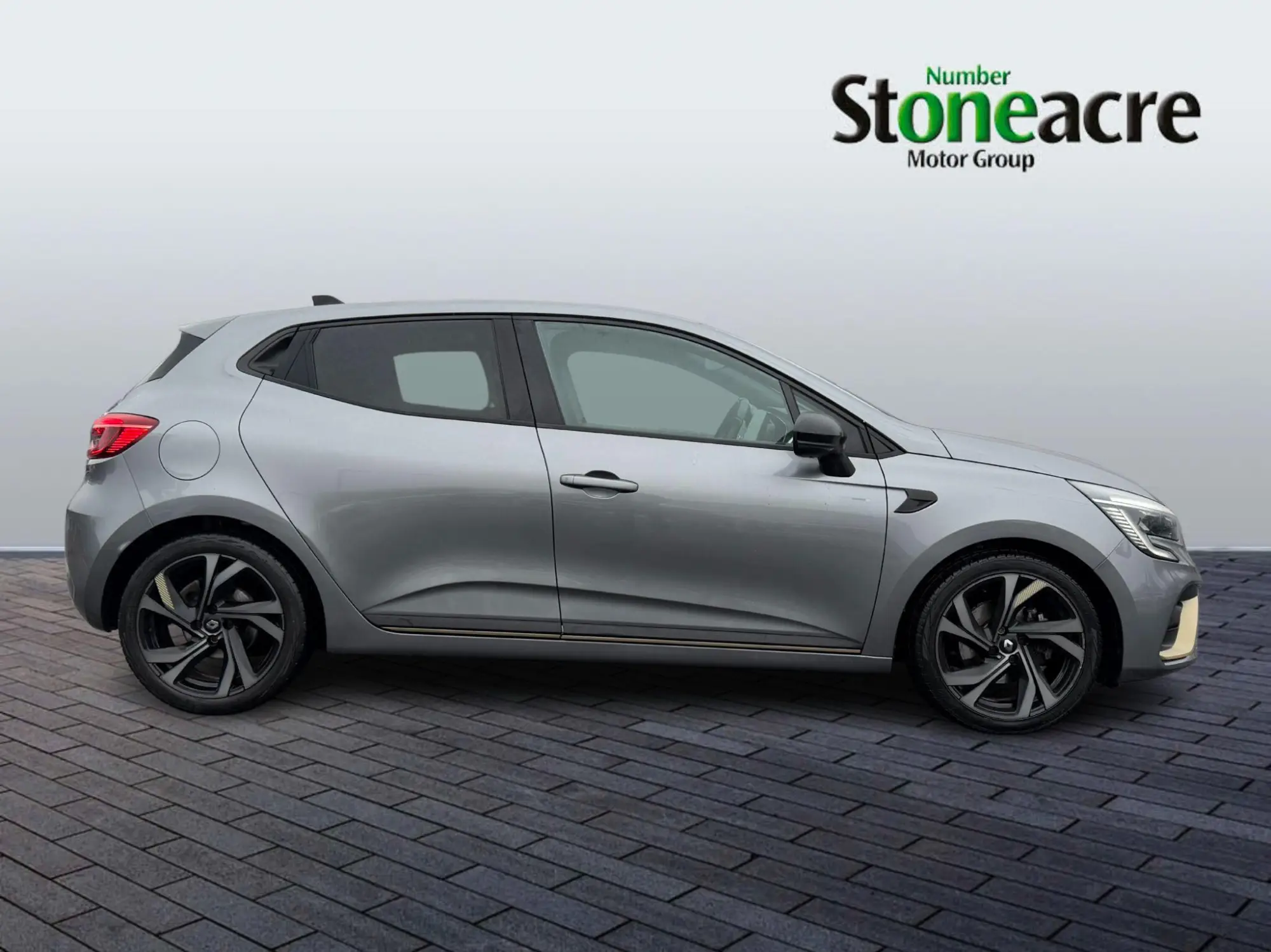 Renault Clio E-Tech 1.6 E-TECH full hybrid 145 Engineered 5dr Auto YT72CTZ Image 2