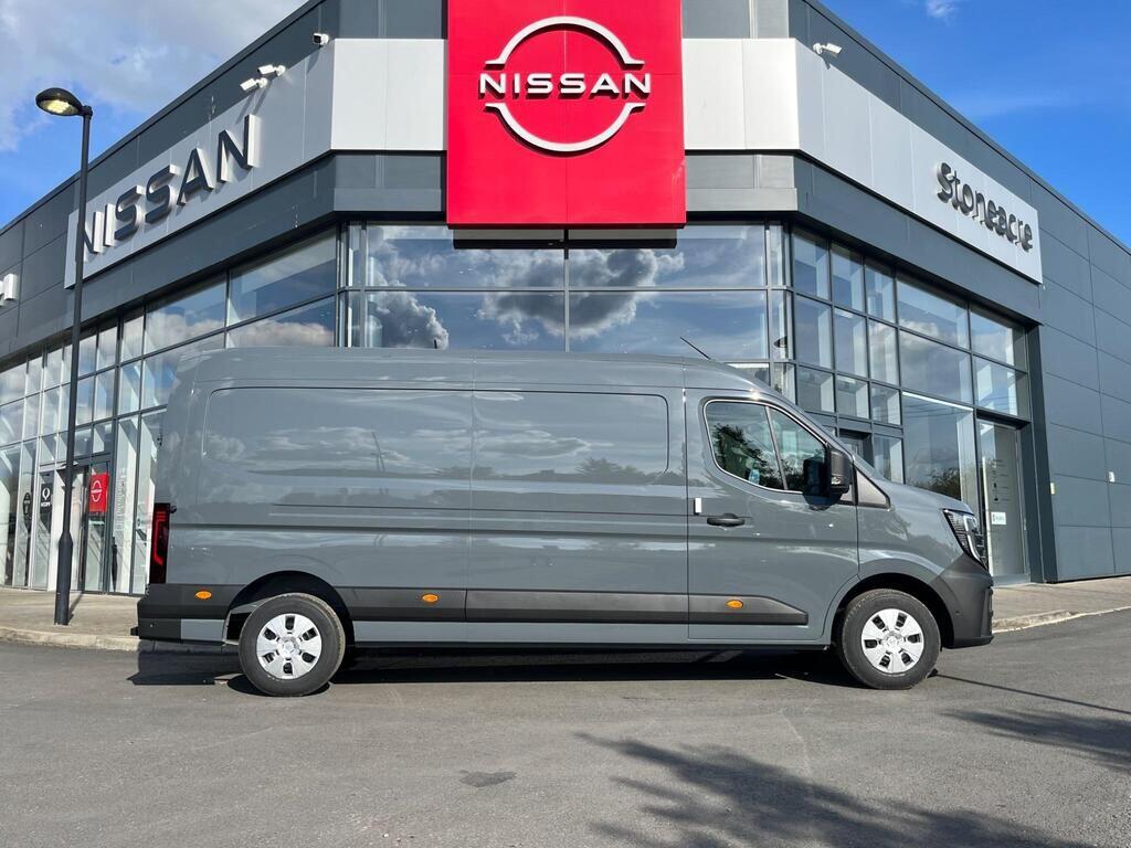 Nissan Interstar 2.0 dCi 35 Tekna L3 Medium Roof Euro 6 (s/s) 4dr Image 2