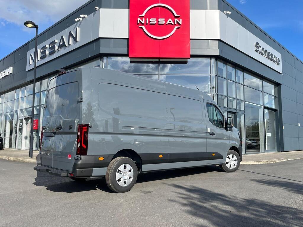 Nissan Interstar 2.0 dCi 35 Tekna L3 Medium Roof Euro 6 (s/s) 4dr Image 3