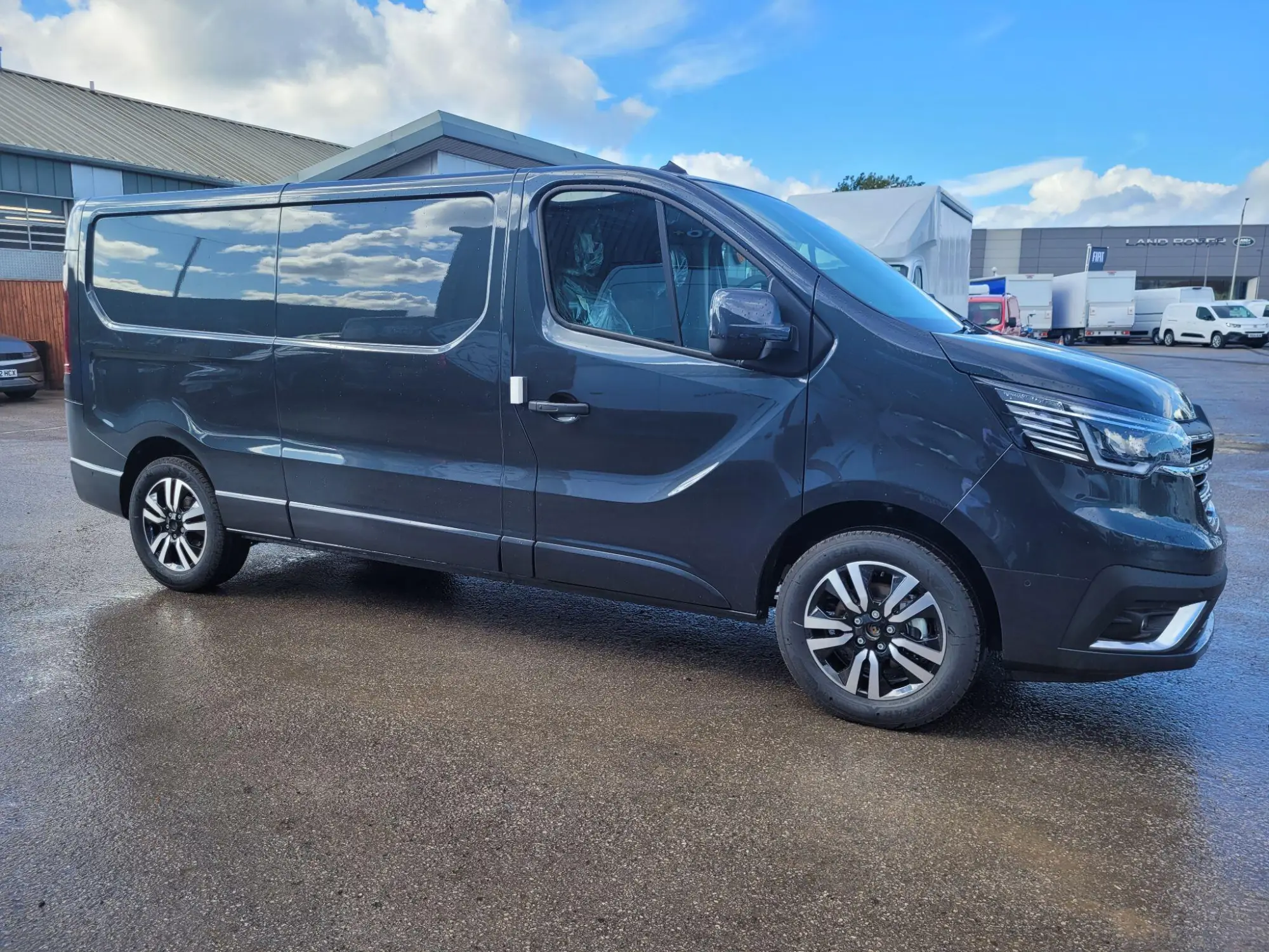 Renault Trafic Image 1