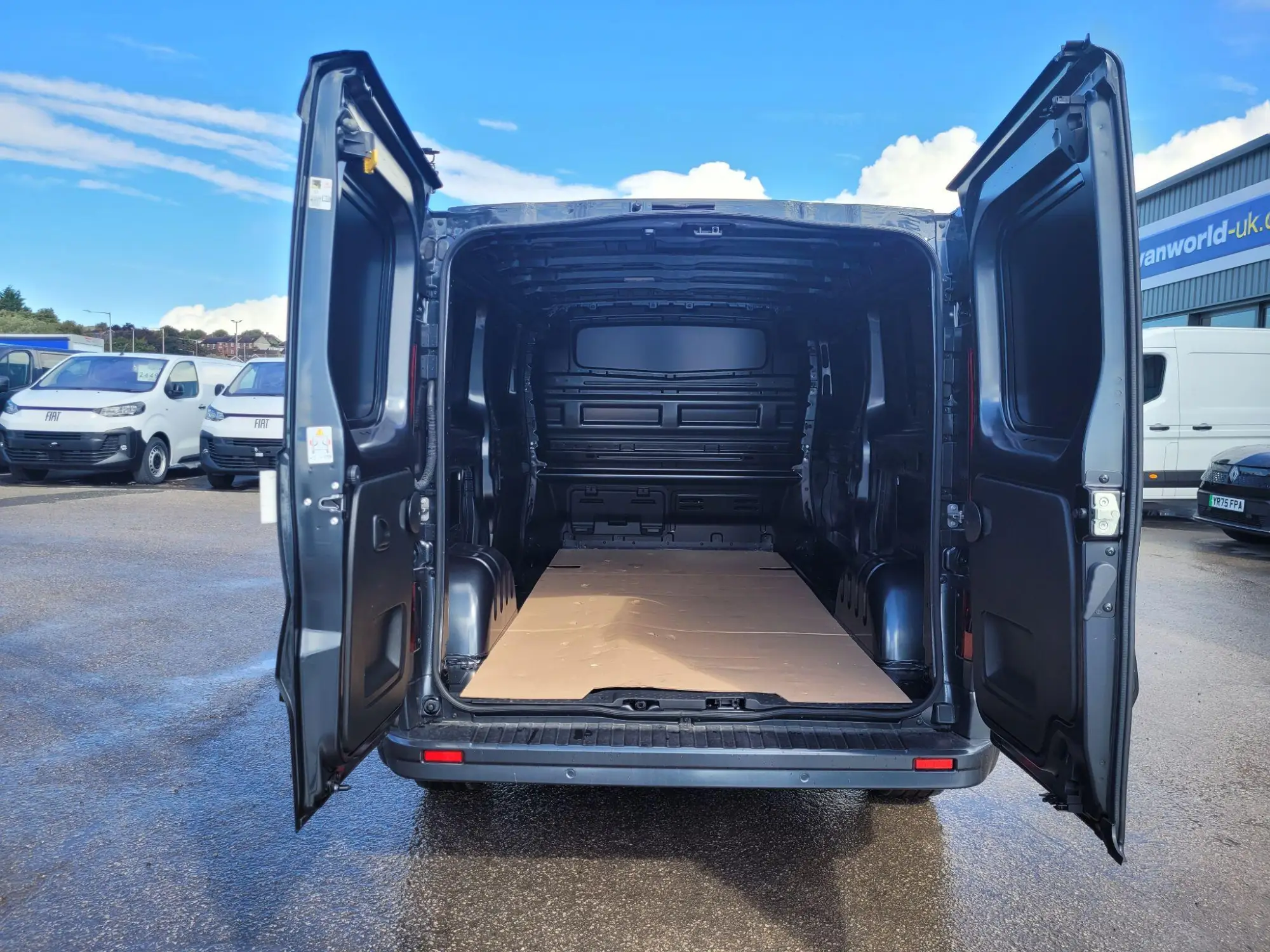 Renault Trafic 2.0 dCi Blue 30 Extra Sport LWB Euro 6 (s/s) 5dr YO75HFH Image 3