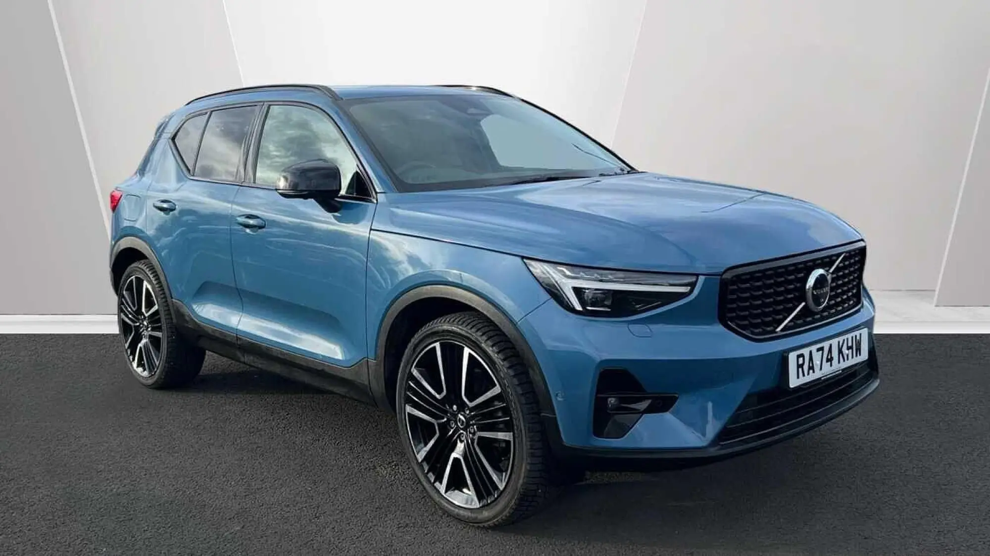 Volvo XC40 2.0 B3 MHEV Ultra Dark DCT Auto Euro 6 (s/s) 5dr RA74KHW Image 1