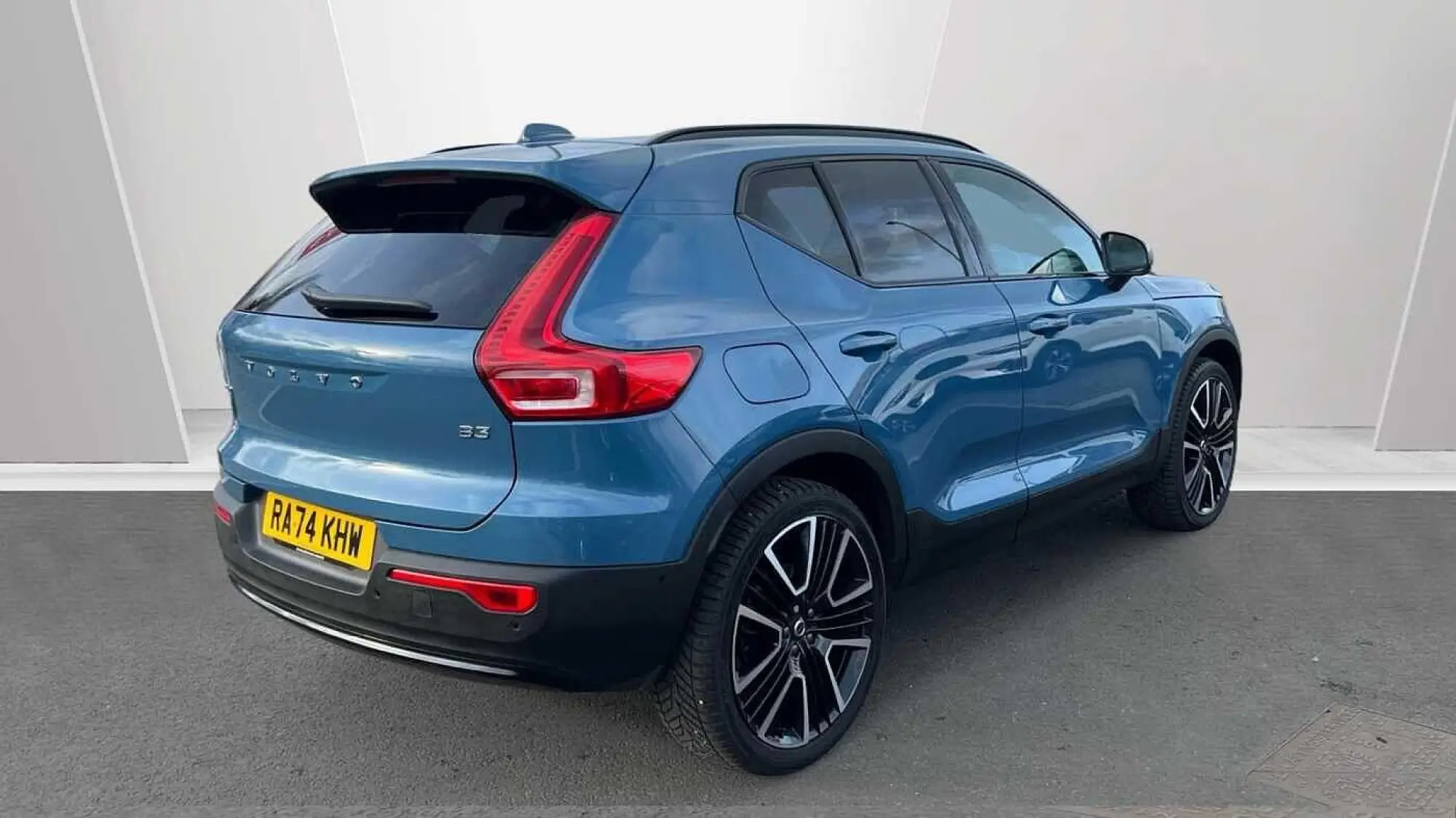 Volvo XC40 2.0 B3 MHEV Ultra Dark DCT Auto Euro 6 (s/s) 5dr RA74KHW Image 2
