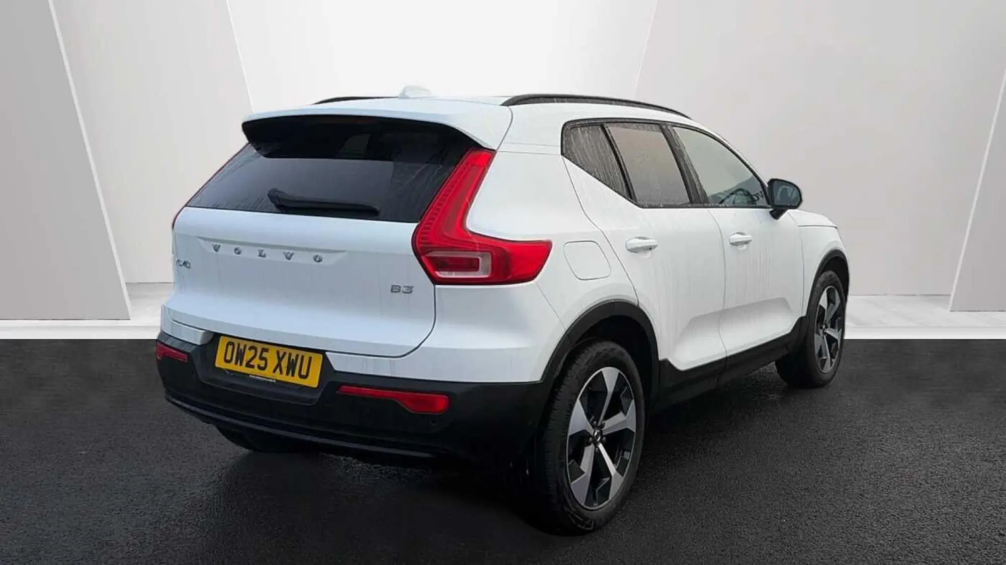 Volvo XC40 2.0 B3P Plus Dark 5dr Auto OW25XWU Image 2