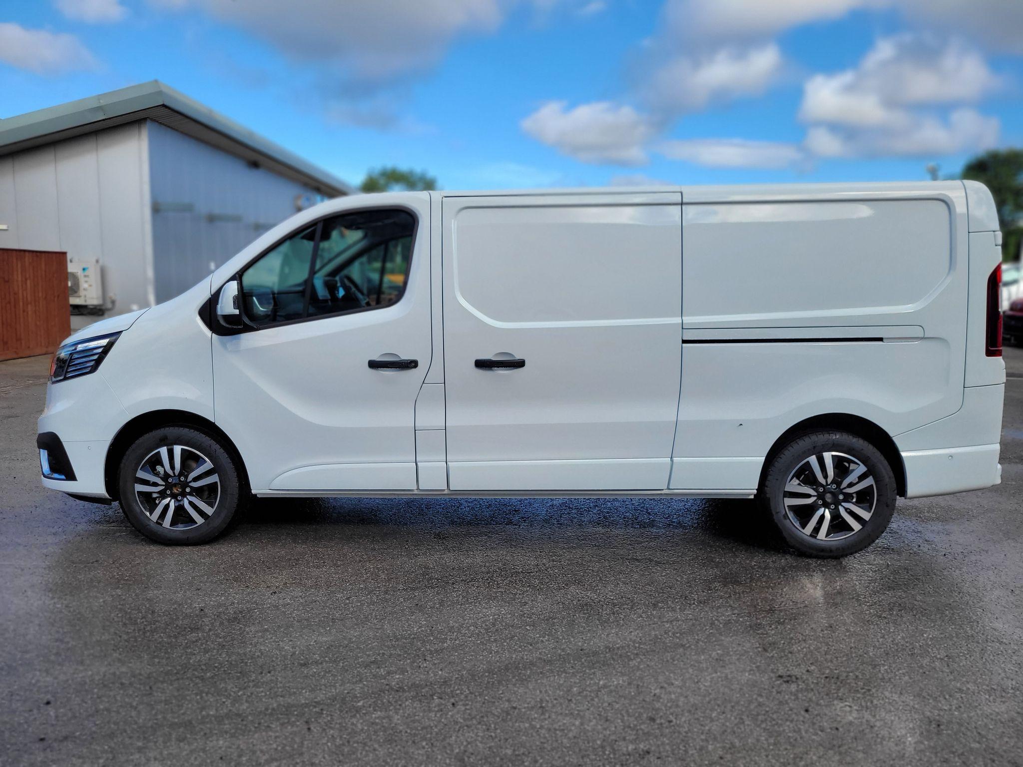 Renault Trafic 2.0 dCi Blue 30 Extra Sport LWB Euro 6 (s/s) 5dr YM75UFE Image 3