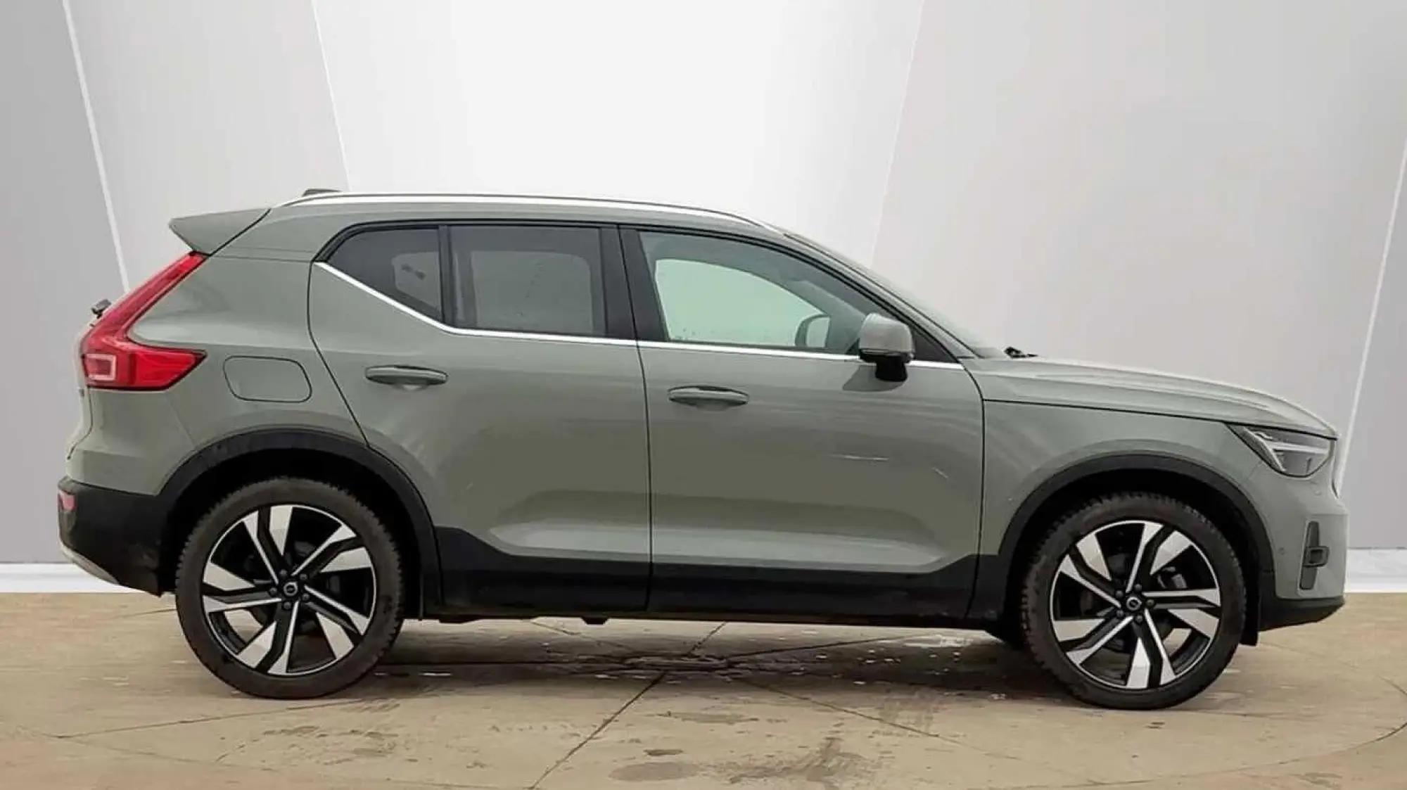 Volvo XC40 2.0 B4 MHEV Ultra Bright DCT Auto Euro 6 (s/s) 5dr WF25FOP Image 2