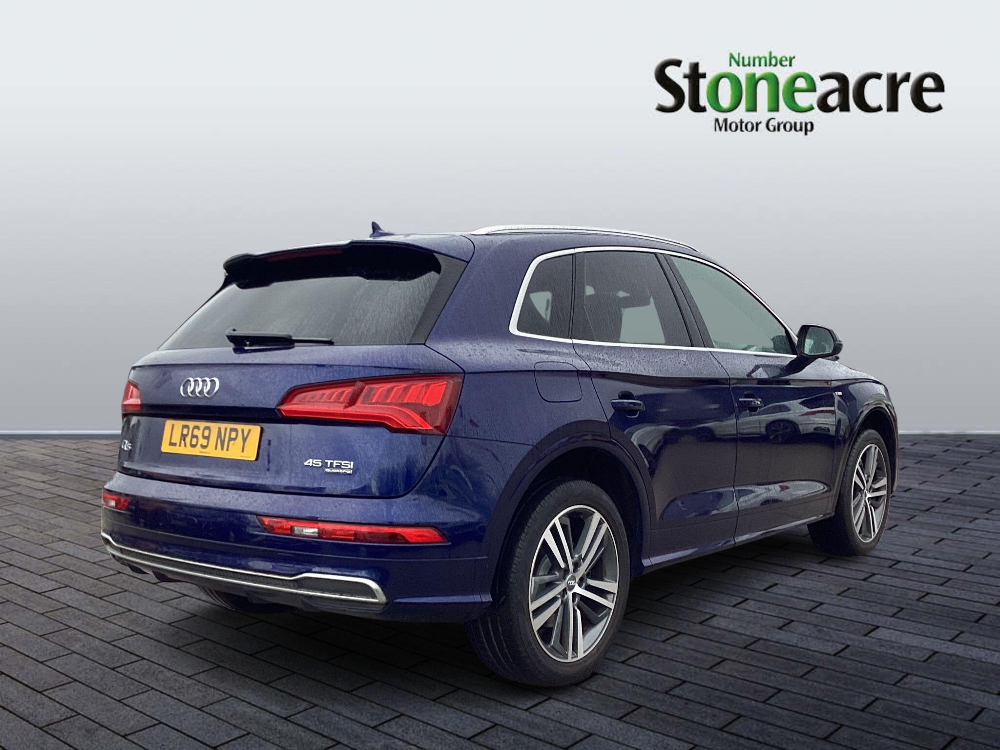 Audi Q5 2.0 TFSI 45 S line S Tronic quattro Euro 6 (s/s) 5dr LR69NPY Image 3
