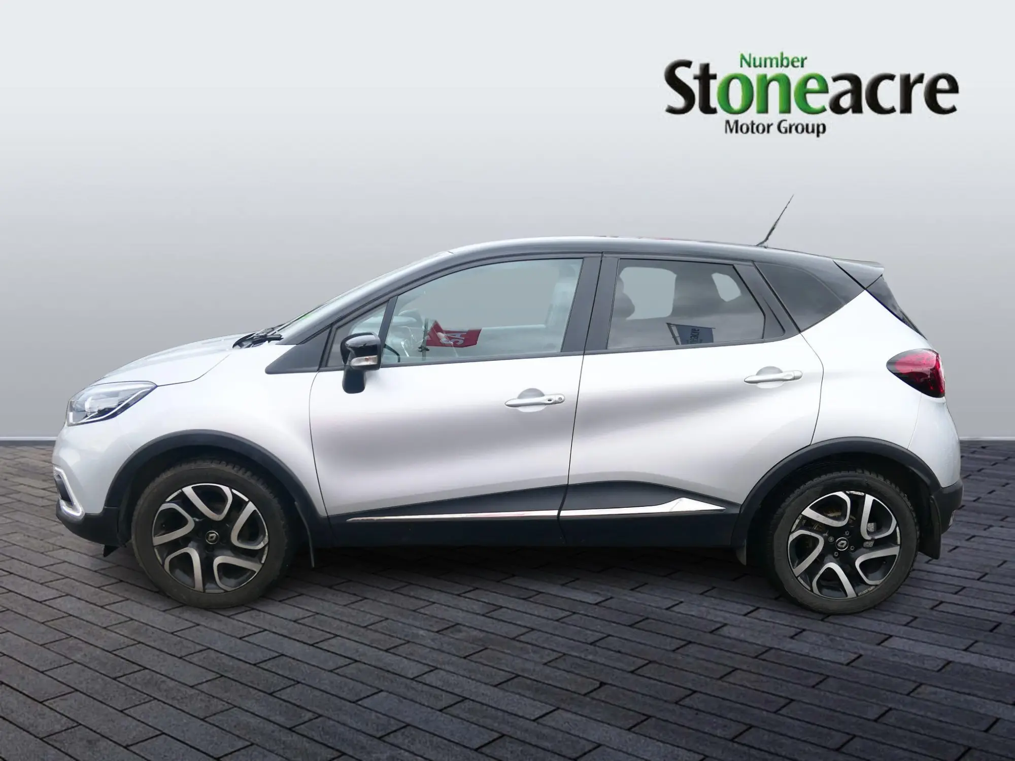 Renault Captur 0.9 TCE 90 Iconic 5dr YY18XTS Image 3