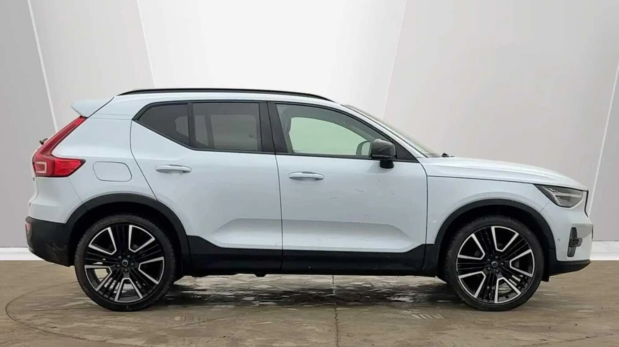 Volvo XC40 2.0 B4 MHEV Ultra Dark DCT Auto Euro 6 (s/s) 5dr RA74CWM Image 2