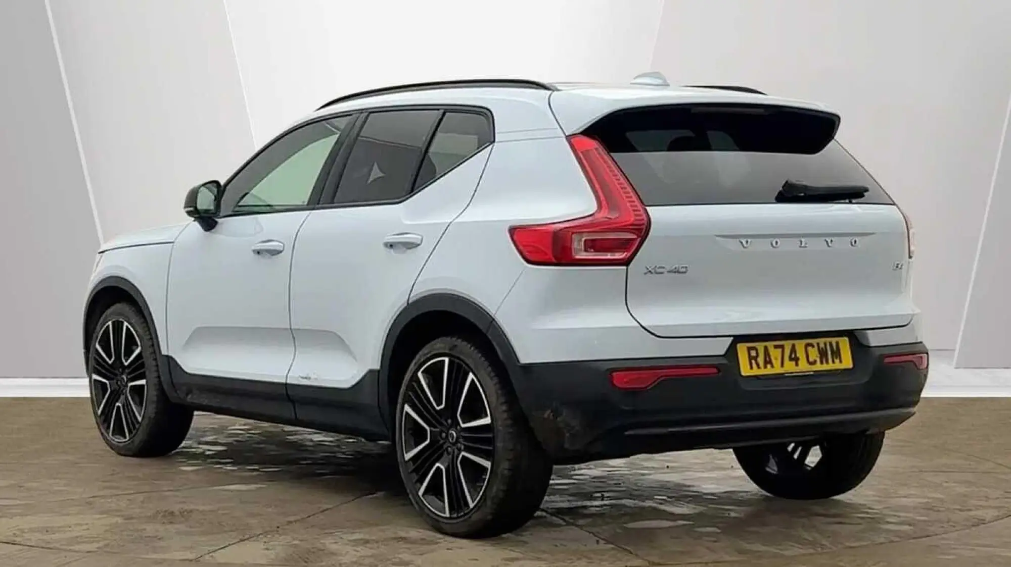 Volvo XC40 2.0 B4 MHEV Ultra Dark DCT Auto Euro 6 (s/s) 5dr RA74CWM Image 3