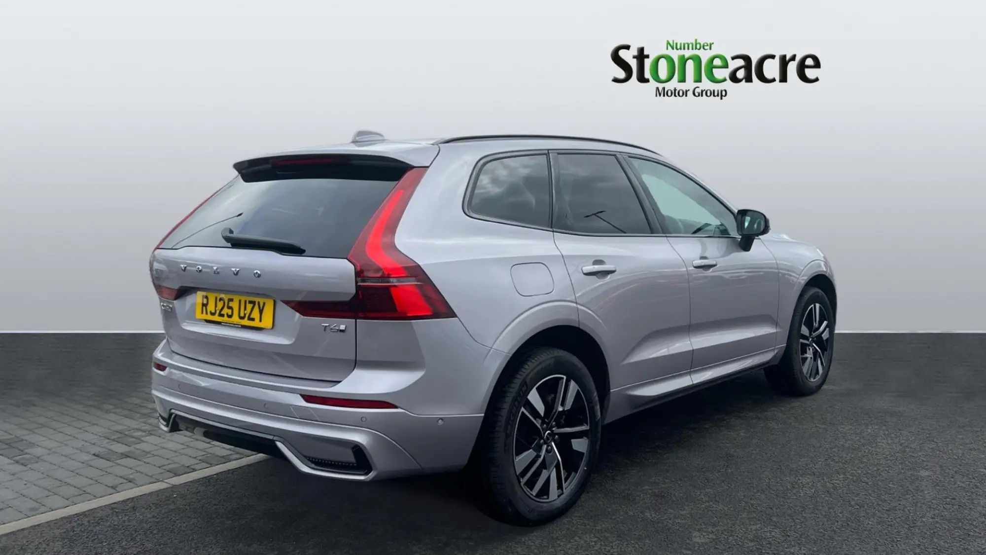 Volvo XC60 2.0 T6 18.8kWh Plus Pro Auto AWD Euro 6 (s/s) 5dr RJ25UZY Image 2