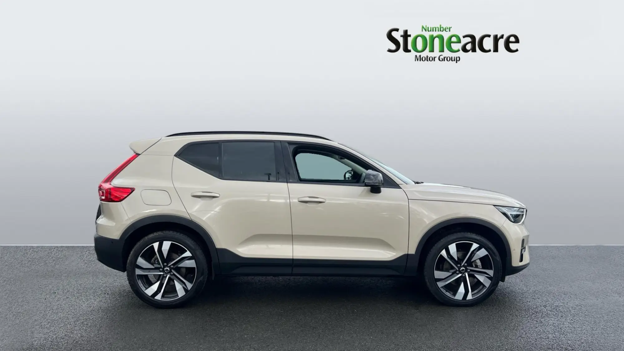 Volvo XC40 2.0 B3 MHEV Ultra Dark DCT Auto Euro 6 (s/s) 5dr RA74KHP Image 3