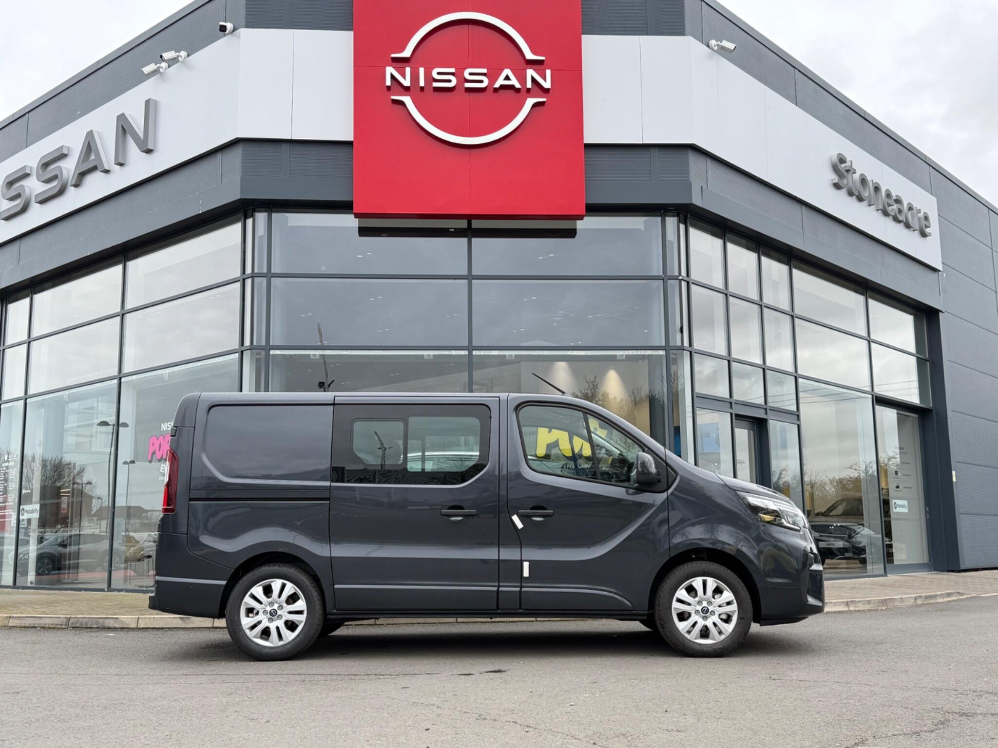 Nissan Primastar 2.0 dCi 30 Tekna Crew Van Auto L1 H1 Euro 6 (s/s) 6dr Image 2