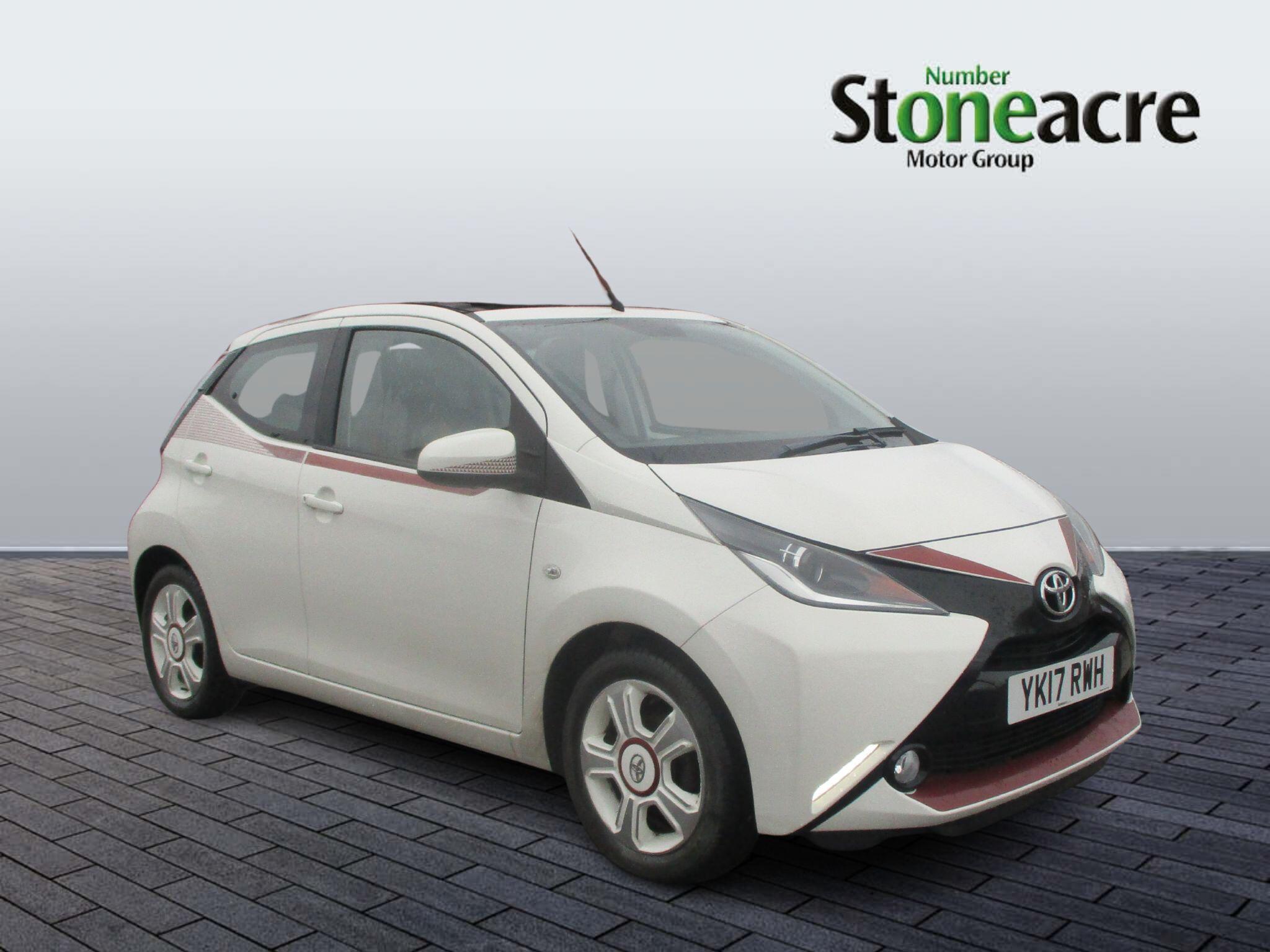 Toyota Aygo 1.0 VVT-i x-claim Funroof x-shift Euro 6 5dr YK17RWH Image 1