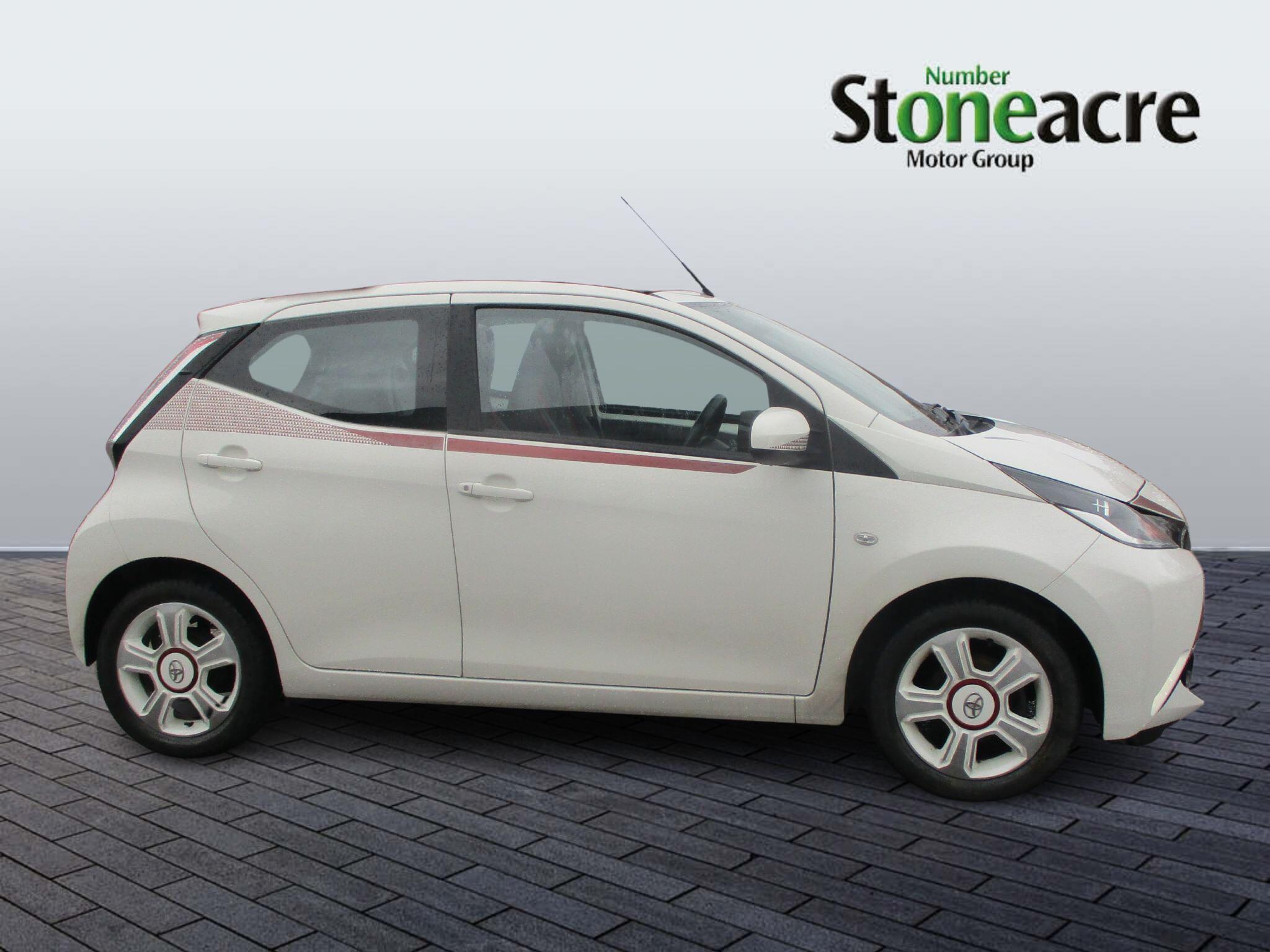 Toyota Aygo 1.0 VVT-i x-claim Funroof x-shift Euro 6 5dr YK17RWH Image 2