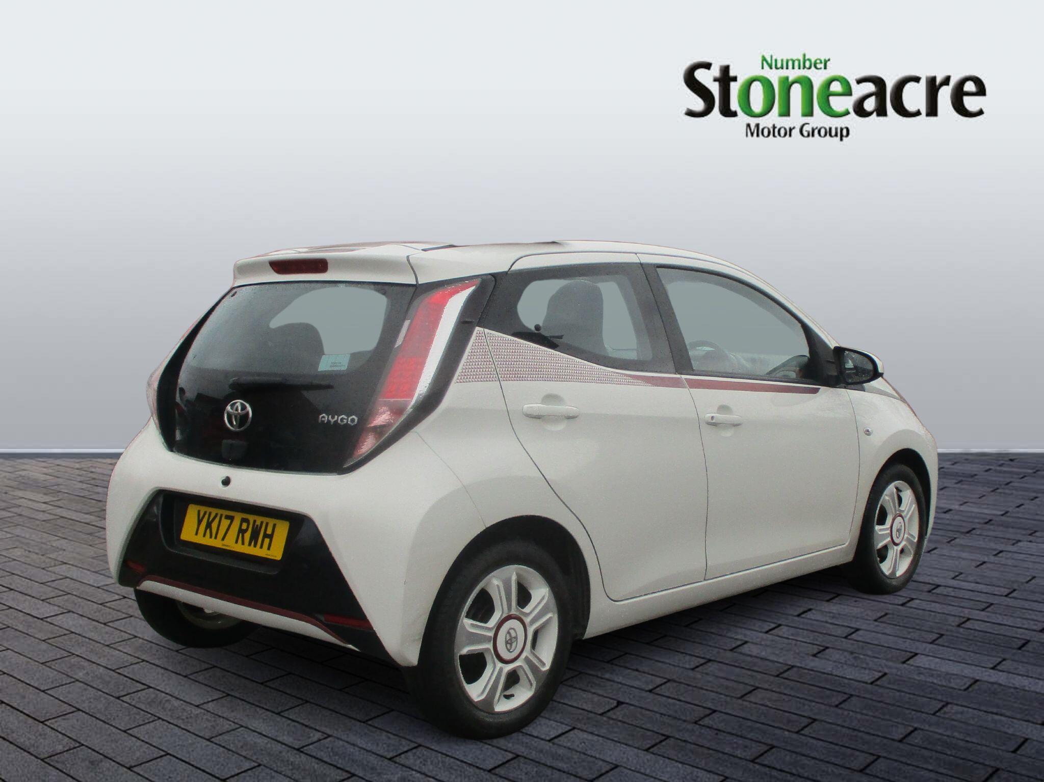 Toyota Aygo 1.0 VVT-i x-claim Funroof x-shift Euro 6 5dr YK17RWH Image 3
