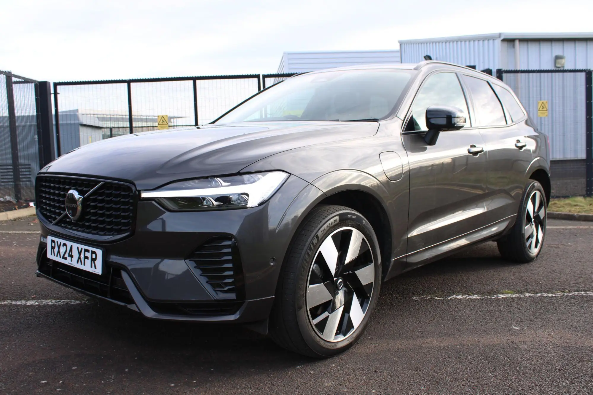 Volvo XC60 Recharge Plus Dark T6 AWD (350 hp) RX24XFR Image 3
