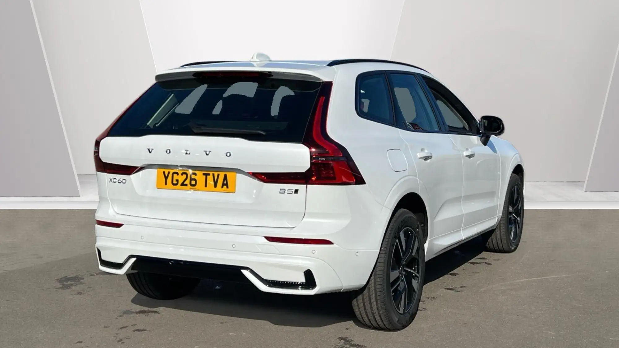 Volvo XC60 2.0 B5 MHEV Plus Auto AWD Euro 6 (s/s) 5dr YG26TVA Image 2