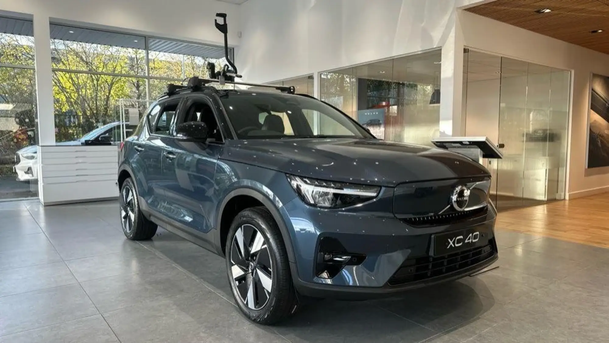 Volvo EX40 Single Motor Extended Range 82kWh Plus Pro Auto 5dr YF75LLD Image 2