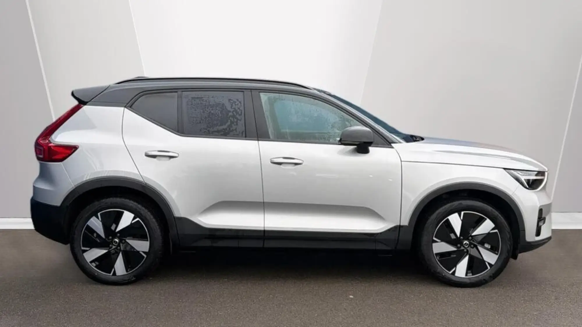 Volvo EX40 Single Motor Extended Range 82kWh Plus Pro Auto 5dr YF75ZDE Image 3